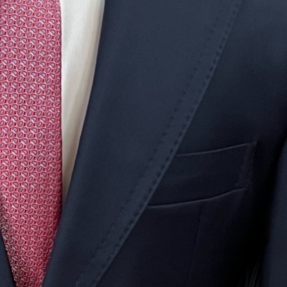 Navy single breasted super 150 cerruti wool suit-made in Italy
Peak lapel - Picture 3 of 3